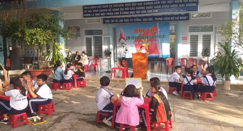 Học sinh Trường Tiểu học Ninh Hiệp 3 sinh hoạt ngoại khóa tuyên truyền về biển đảo.