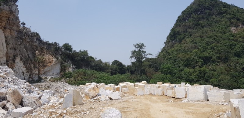 Ngoài bãi đổ thải không phép, khu vực này còn là nơi chứa những khối đá xẻ lớn của doanh nghiệp.