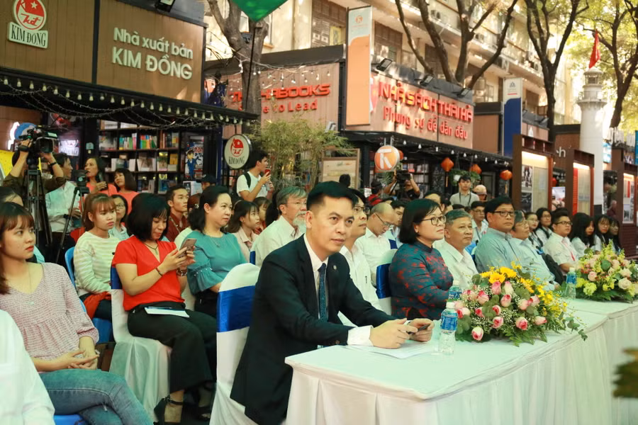 Các đại biểu dự Triển lãm Các đại biểu dự Triển lãm