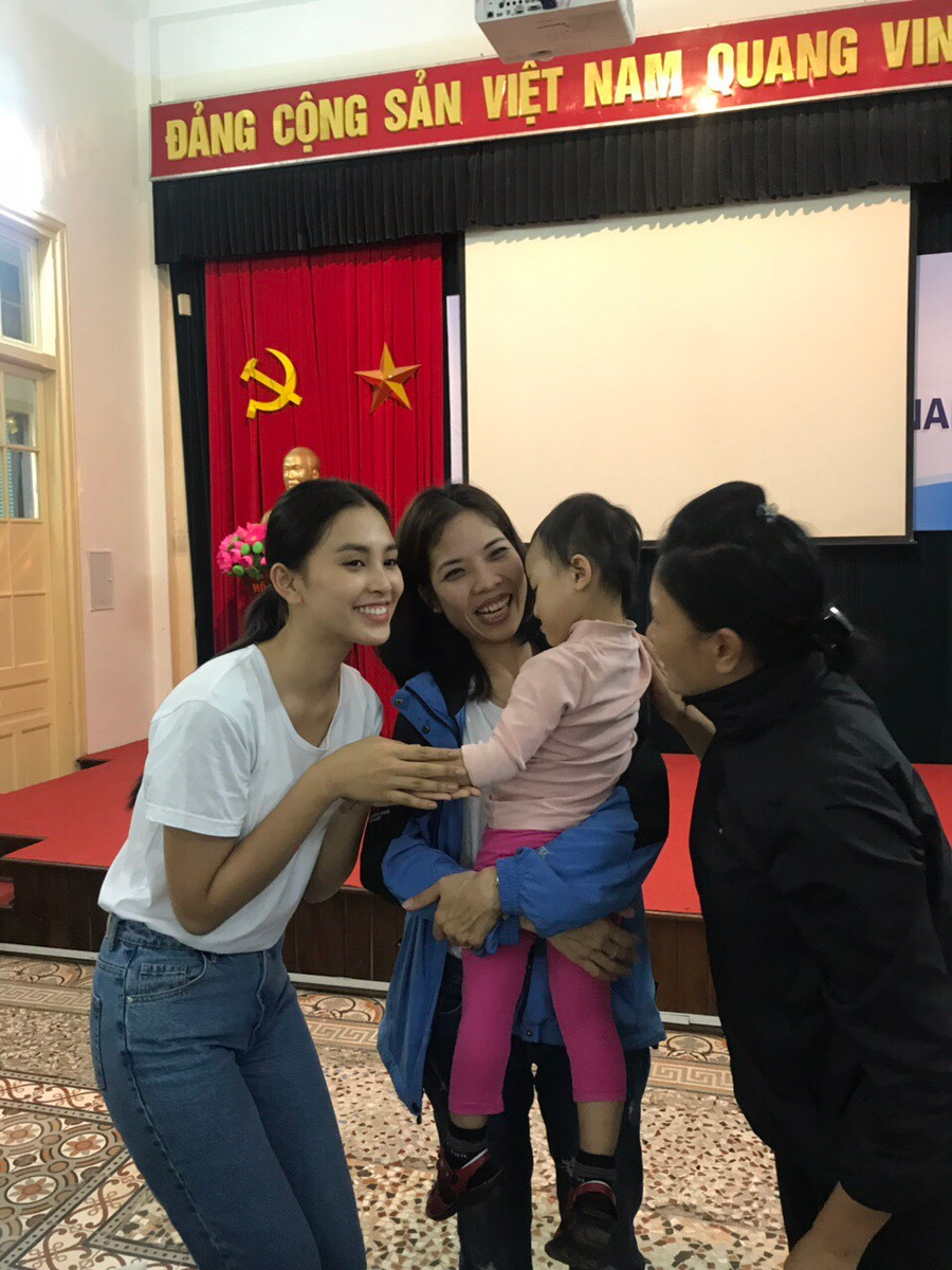 Hoa hậu gần gũi với các bệnh nhi