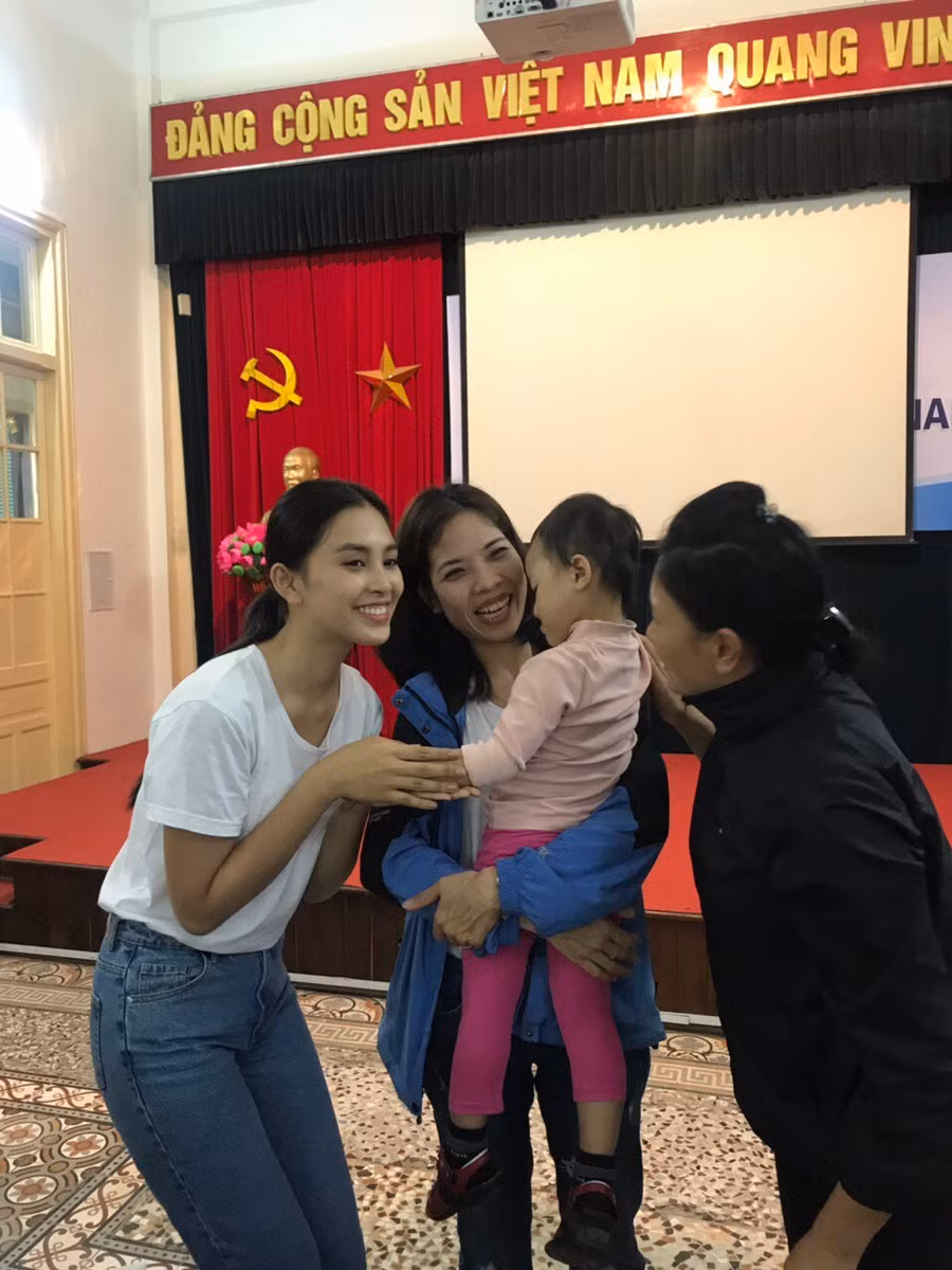 Hoa hậu gần gũi với các bệnh nhi