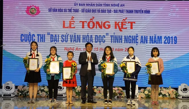 Giám đốc Sở Văn hóa và Thể thao Hồ Mậu Thanh trao thưởng cho các học sinh đạt giải