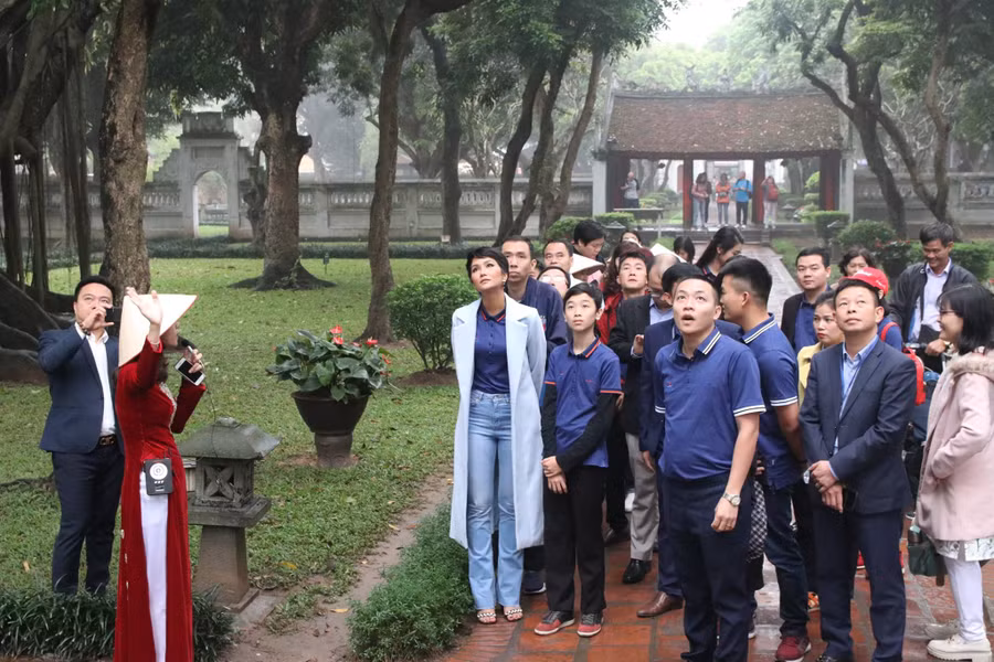 Hoa hậu Hoàn vũ Việt Nam H’Hen Nie cùng đoàn tham quan di tích Văn Miếu.