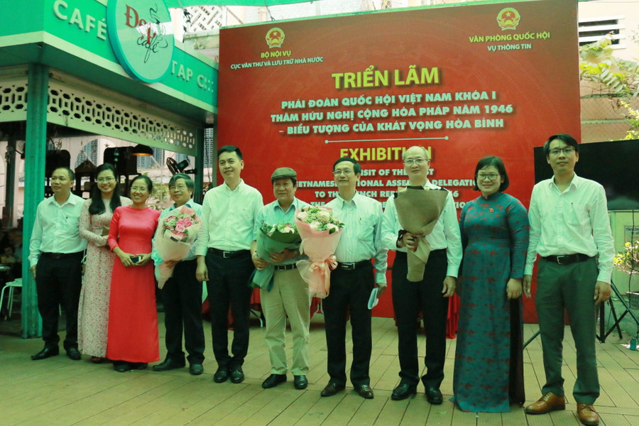 Các đại biểu và khách mời tham gia khai mạc Triển lãm Các đại biểu và khách mời tham gia khai mạc Triển lãm