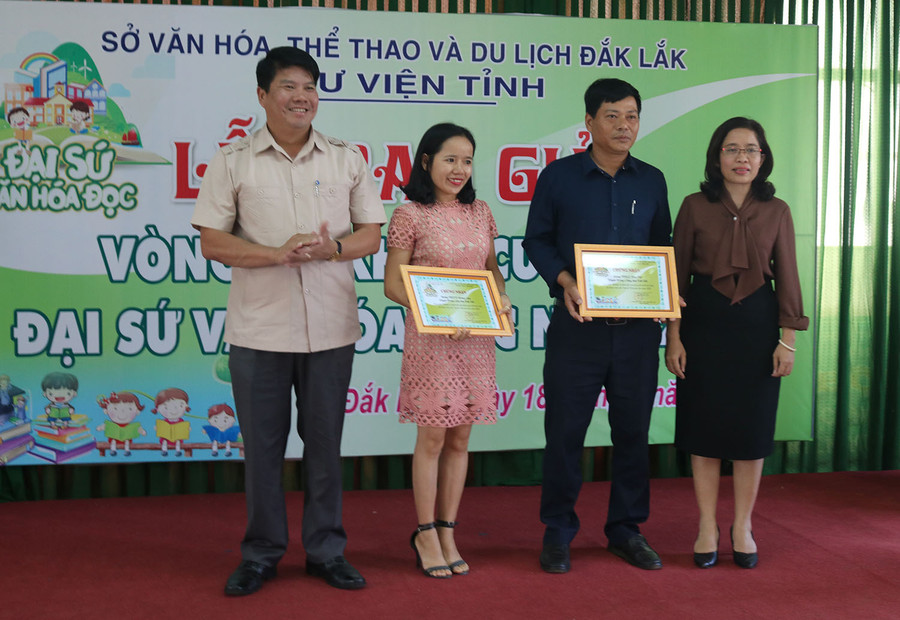 Giám đốc Thư viện tỉnh, Phó Trưởng Ban tổ chức cuộc thi Phạm Thị Kim trao Giấy chứng nhận cho các thí sinh đạt giải