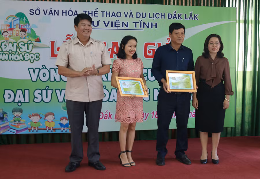 Giám đốc Thư viện tỉnh, Phó Trưởng Ban tổ chức cuộc thi Phạm Thị Kim trao Giấy chứng nhận cho các thí sinh đạt giải