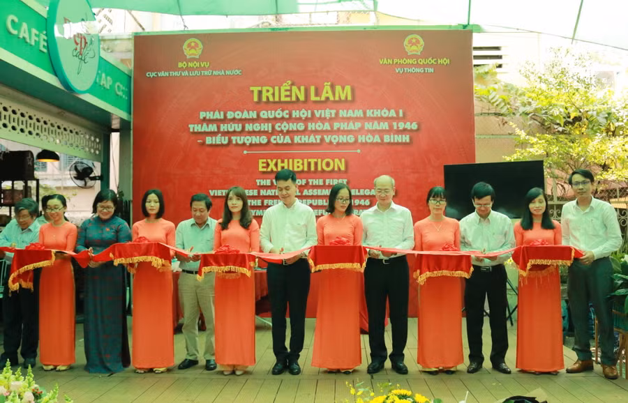 Các đại biểu cắt băng khai mạc Triển lãm