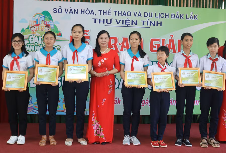 Giám đốc Thư viện tỉnh, Phó Trưởng Ban tổ chức cuộc thi Phạm Thị Kim trao Giấy chứng nhận cho các thí sinh đạt giải