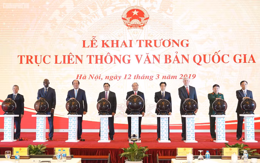 Thủ tướng Chính phủ Nguyễn Xuân Phúc cùng các vị lãnh đạo thực hiện nghi thức khai trương Trục liên thông văn bản quốc gia