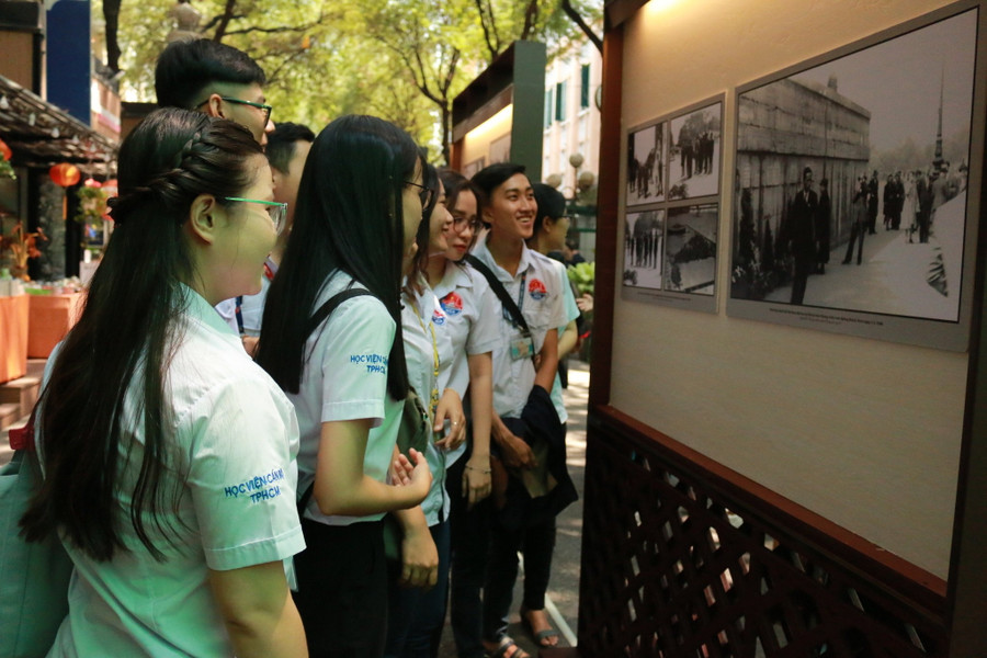 Khách tham quan Triển lãm Khách tham quan Triển lãm