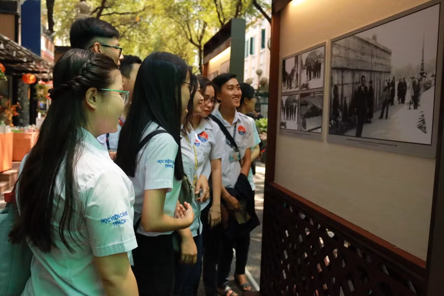 Khách tham quan Triển lãm Khách tham quan Triển lãm