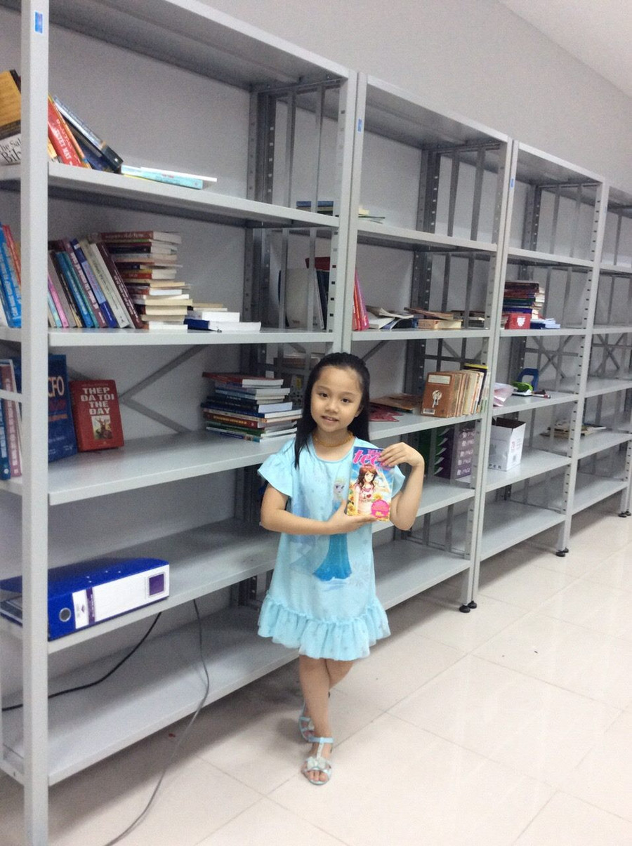 Đại sứ Ngọc Trinh tại tủ sách cộng đồng do chính bạn đứng ra khởi xướng. Đại sứ Ngọc Trinh tại tủ sách cộng đồng do chính bạn đứng ra khởi xướng.