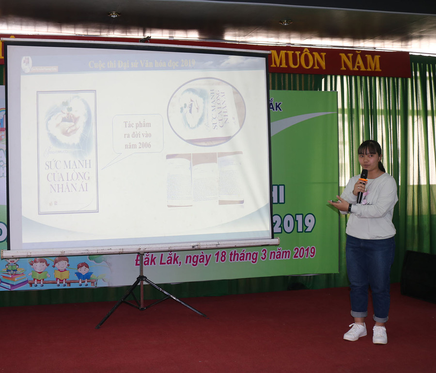 Em Cao Nguyễn Phương Uyên, học sinh Trường Phổ thông THCS nội trú Krông Năng chia sẻ cảm tưởng về cuốn sách yêu thích