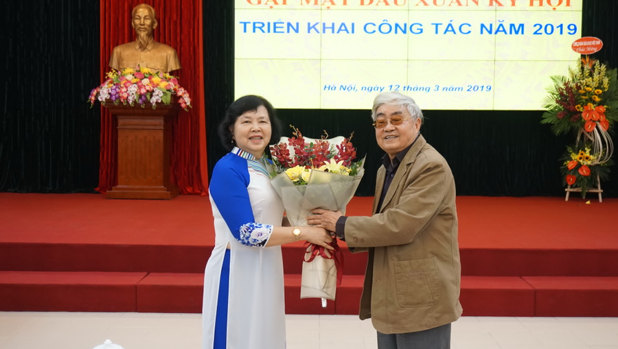 NGND.TS Đặng Huỳnh Mai, Phó Chủ tịch Hội Cựu giáo chức Việt Nam chúc mừng GS.VS Phạm Minh Hạc, nguyên Bộ trưởng Bộ GD&ĐT