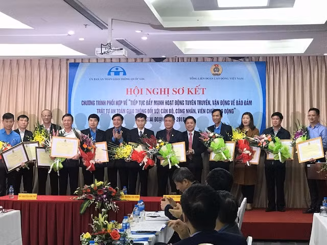 10 tập thể và 4 cá nhân có thành tích xuất sắc trong hoạt động tuyên truyền, vận động về bảo vệ trật tự và đảm bảo trật tự ATGT nhận Bằng khen Tổng Liên đoàn lao động Việt Nam