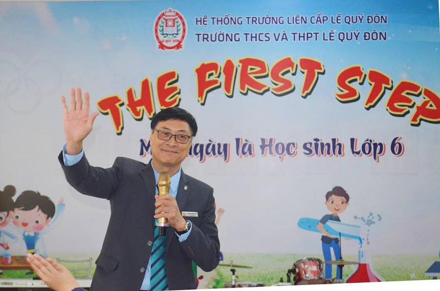 Thầy Nguyễn Quốc Bình tham gia chương trình khởi động cùng học sinh Thầy Nguyễn Quốc Bình tham gia chương trình khởi động cùng học sinh