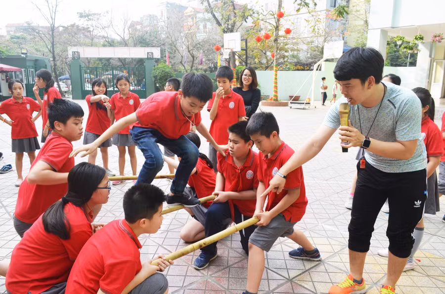 Sau những giờ học căng thẳng, sân trường sôi động trở lại khi các bạn được tham gia trò chơi