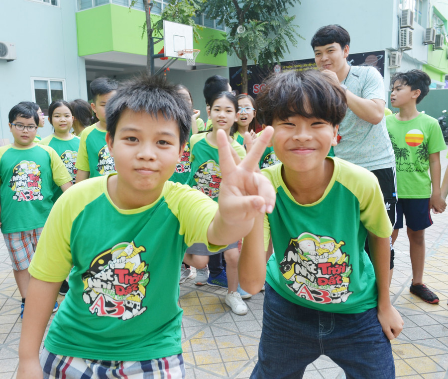 HS chơi team building tại sân trường