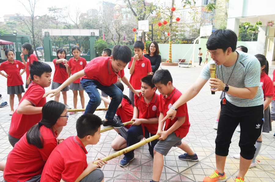 Sau những giờ học căng thẳng, sân trường sôi động trở lại khi các bạn được tham gia trò chơi
