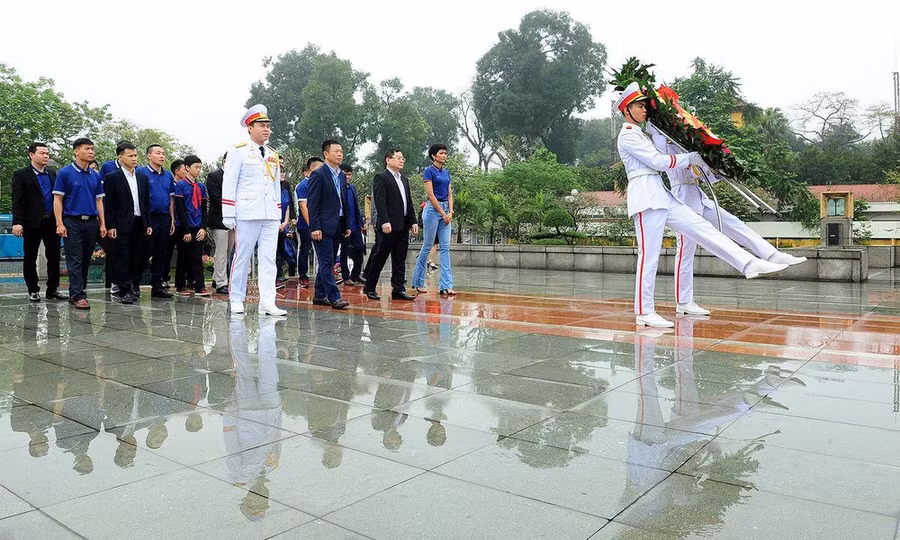 Các gương mặt trẻ Việt Nam tiêu biểu dâng hương tại Đài tưởng niệm các anh hùng liệt sĩ đường Bắc Sơn.