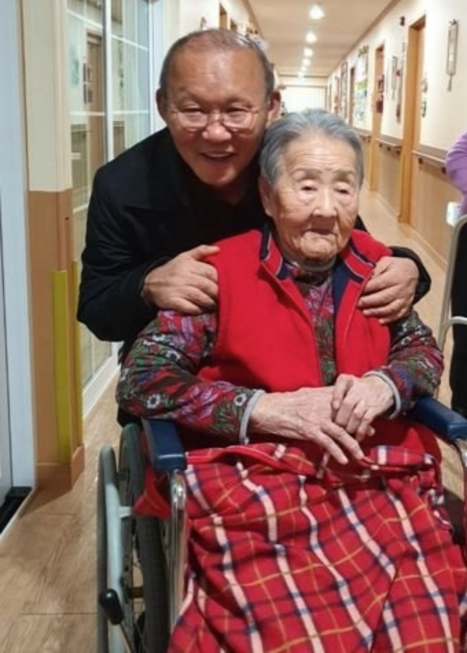 HLV Park Hang-seo tới thăm mẹ trong Viện dưỡng lão vào năm 2018. Ảnh: Joongang Ilbo.