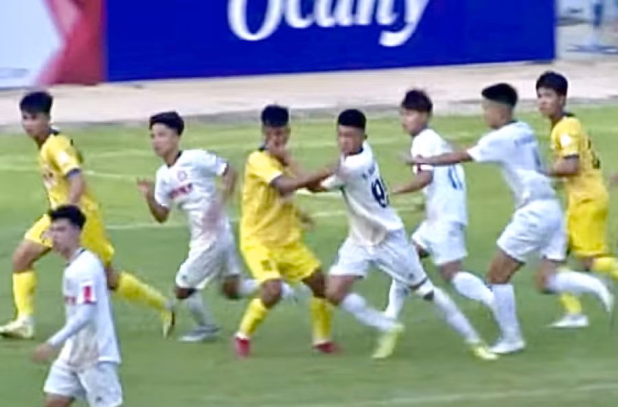 Nguyễn Đăng Dương đánh vào mặt Võ Phước Bảo. Ảnh: chụp màn hình.