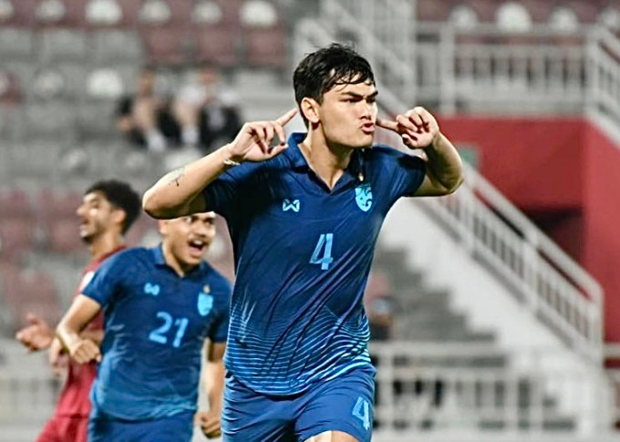 Trung vệ Jonathan Khemdee ăn mừng bàn thắng vào lưới U22 Qatar ở Doha Cup 2023. Trung vệ Jonathan Khemdee ăn mừng bàn thắng vào lưới U22 Qatar ở Doha Cup 2023.