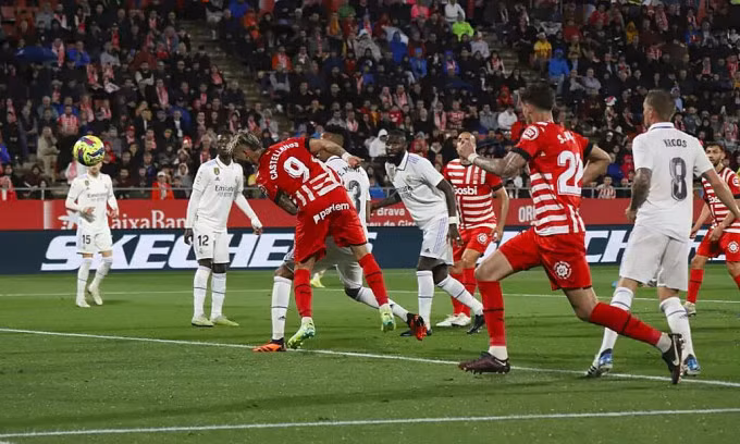 Tiền đạo Valentín Castellanos đánh đầu hoàn tất cú ‘poker’ vào lưới Real Madrid.