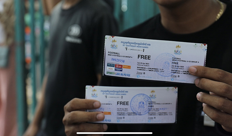 Một người hâm mộ may mắn có được cặp vé xem trận khai màn bóng đá nam SEA Games 32. Ảnh: Truyền thông Campuchia.