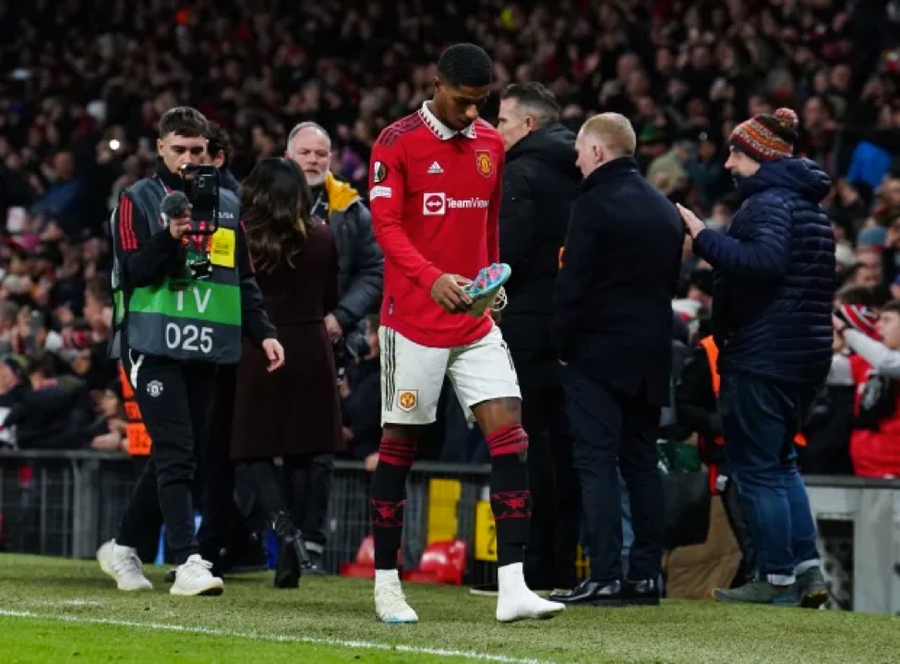 Rashford tháo giày khi lê bước xuống đường hầm Rashford tháo giày khi lê bước xuống đường hầm