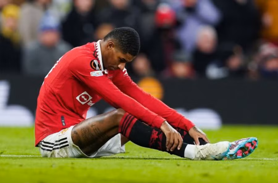 Tiền đạo người Anh đã bị đau trong trận gặp Barca.