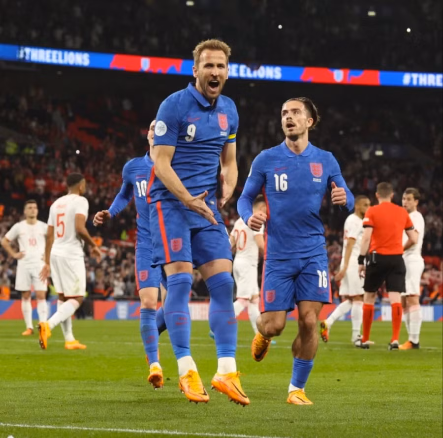 Tiền đạo Tottenham sánh ngang huyền thoại Bobby Charlton với 49 bàn thắng cho tuyển Anh.