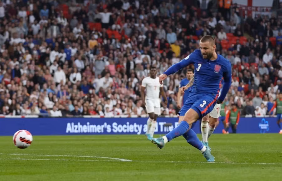 Luke Shaw san bằng tỷ số ở phút bù giờ hiệp một cho tuyển Anh.
