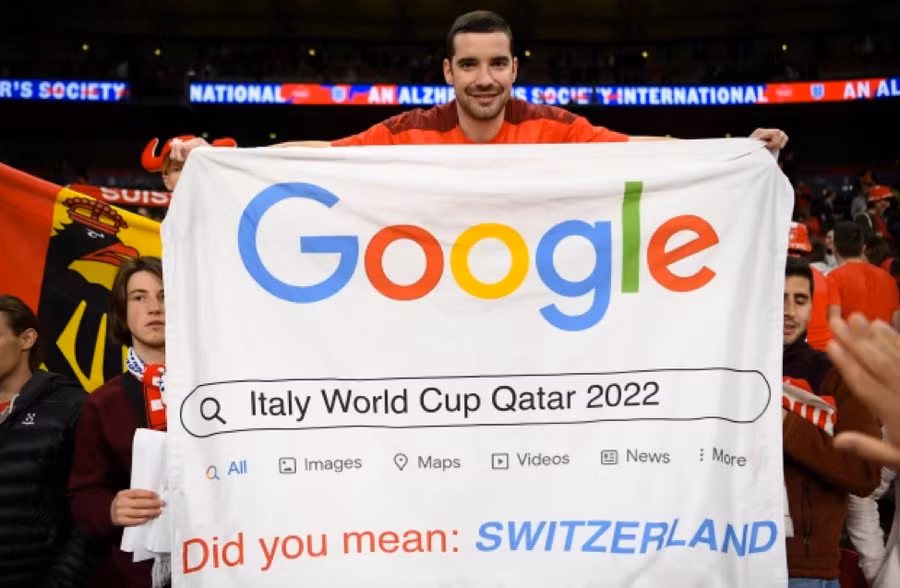 Tấm biểu ngữ mà cổ động viên Thuỵ Sĩ chơi khăm tuyển Ý.