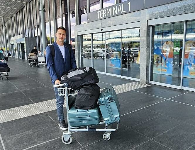 Filip Nguyễn bay từ CH Séc về Việt Nam vào sáng nay 29/6. Ảnh: FBNV.