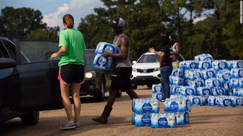 Người dân thành phố Jackson, Mỹ, sử dụng nước đóng chai vì thiếu nước sạch.
