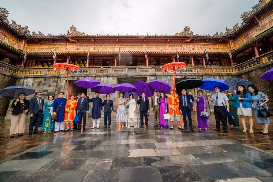 Đoàn công tác của UNESCO và tỉnh Thừa Thiên – Huế chụp ảnh trước Ngọ Môn, Đại nội Huế.