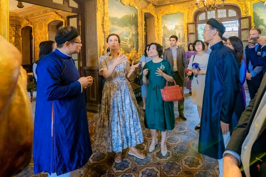 Bà Audrey Azoulay ấn tượng trước kiến trúc tinh xảo tại Cung An Định. Ảnh: Nguyễn Phúc, Bảo Minh.