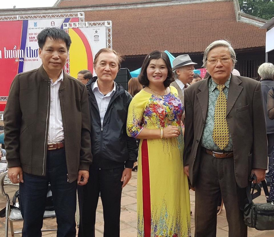 Nhà thơ Nguyễn Trác (thứ 2 từ trái sang) và bạn bè văn chương. Ảnh: NVCC. Nhà thơ Nguyễn Trác (thứ 2 từ trái sang) và bạn bè văn chương. Ảnh: NVCC.