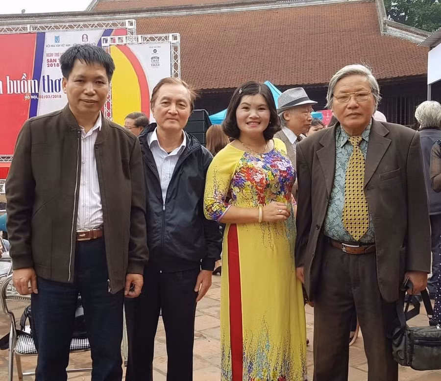 Nhà thơ Nguyễn Trác (thứ 2 từ trái sang) và bạn bè văn chương. Ảnh: NVCC. Nhà thơ Nguyễn Trác (thứ 2 từ trái sang) và bạn bè văn chương. Ảnh: NVCC.