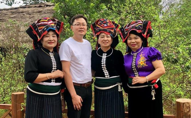 NSƯT Lò Hải Lam chụp ảnh cùng nghệ nhân tham gia &apos;Ngày hội sắc Xuân trên mọi miền Tổ quốc&apos; năm 2023 tại Làng Văn hóa - Du lịch các dân tộc Việt Nam. Ảnh: NVCC.