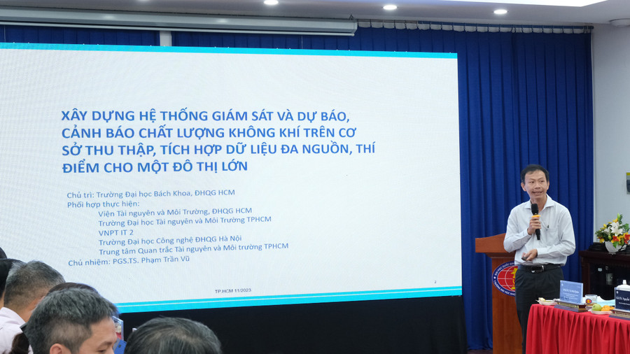 PGS.TS Phạm Trần Vũ báo cáo kết quả nghiên cứu hệ thống quan trắc, giám sát, cảnh báo ô nhiễm không khí bằng trí tuệ nhân tạo (AI).