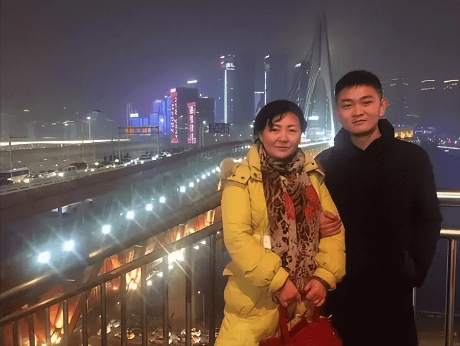 Chị Zhu chụp ảnh cùng con trai nuôi, Cheng.