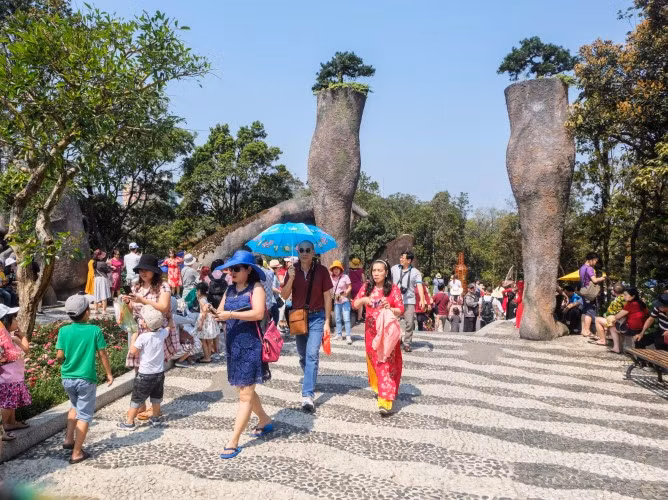 Du khách đi du lịch ở Đà Nẵng trong thời gian qua. Ảnh tư liệu