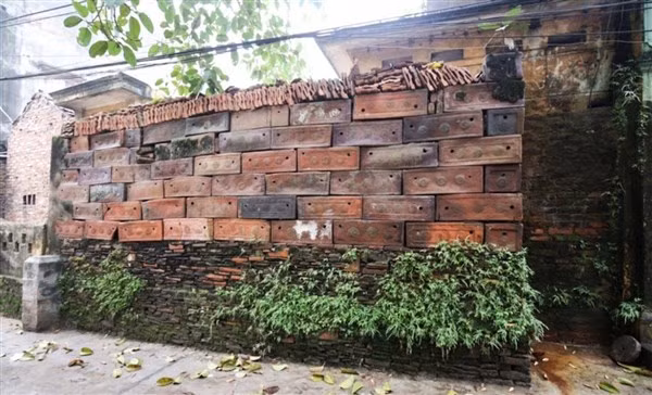 Tiểu sành làm tường bao – dấu tích sót lại của nghề gốm.