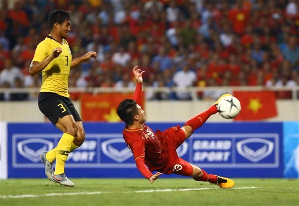Malaysia (áo nhạt) quyết tâm đòi món nợ thua 0-1 trước đội tuyển Việt Nam.