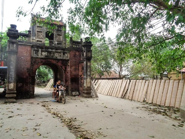 Cổng làng Thổ Hà.