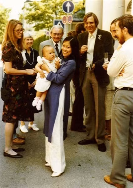 TS Thái Kim Lan bế con gái Mai Lan. Ảnh: Internet.