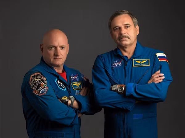Phi hành gia người Mỹ Scott Kelly (trái) và phi hành gia người Nga Mikhail Kornienko (phải) đã trải qua một năm trên trạm vũ trụ.