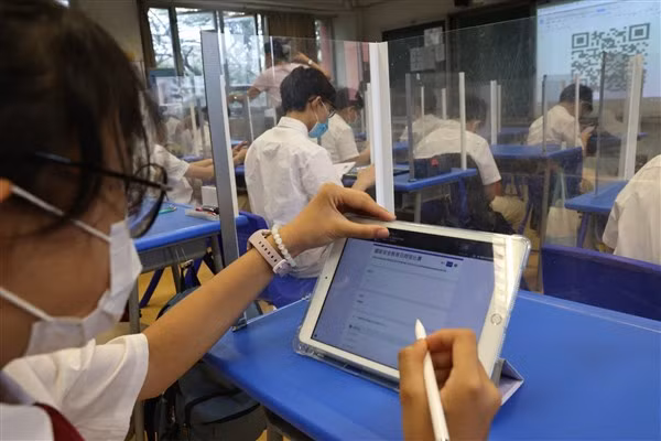 Học sinh Hồng Kông tiếp cận công nghệ trong giờ học.